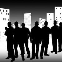 Silhouetten von Gruppen von Menschen vor städtischen Gebäuden